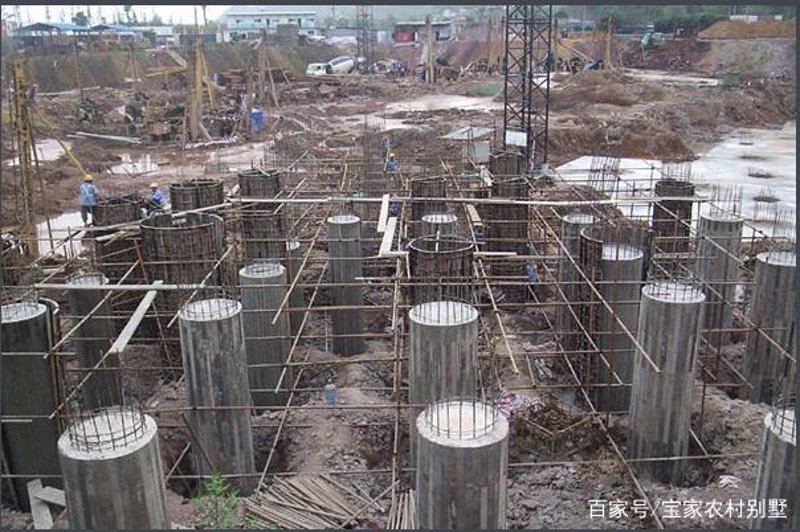 如何选择合适的地基基础方案？这不仅关乎建筑物的安全，还影响到工程的成本与效率。地基基础的选择是一项复杂的决策过程，涉及到地质条件、建筑需求以及经济考量等多个方面。本文将通过对比分析不同类型的地基基础，帮助您做出明智的选择。